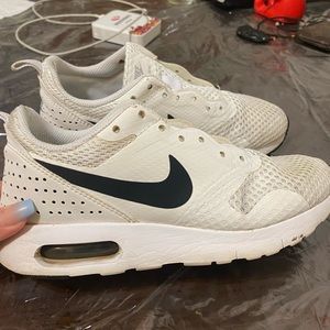 Used Nike Air Max Tavas